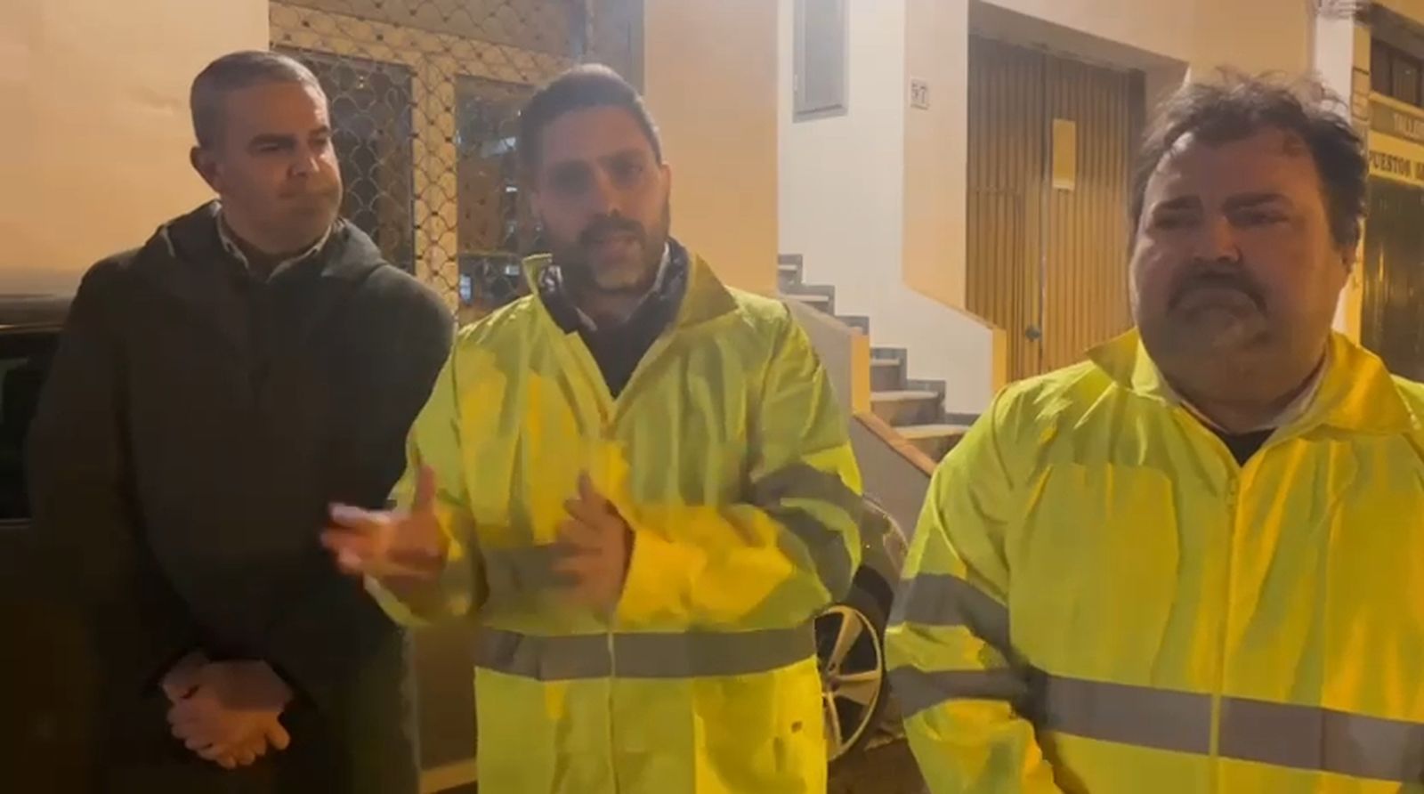 El alcalde de Vejer explica las medidas de desalojo por un derrumbe en el municipio.