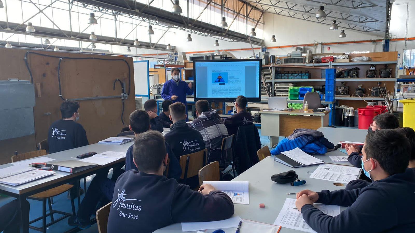 Alumnos atienden a su profesor en el colegio San José.