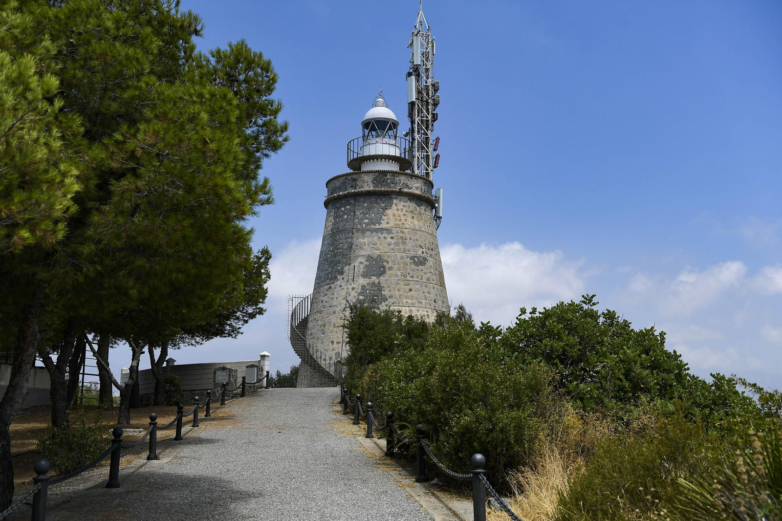 Imagen de la Torre faro de la Punta de la Mona, en la Herradura.