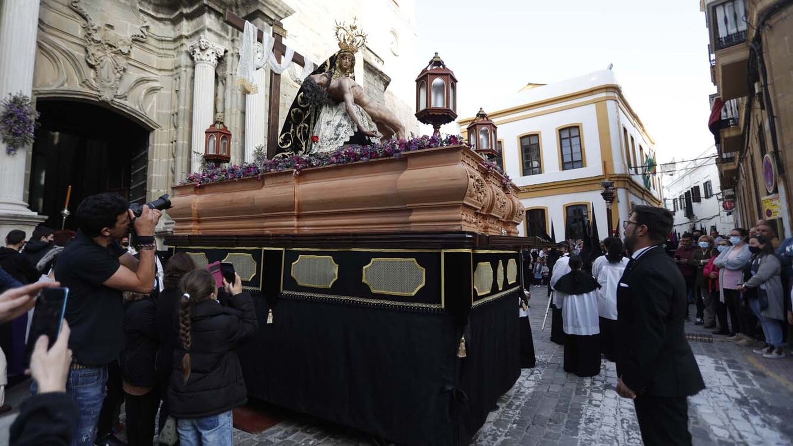 Las imágenes del Viernes Santo en Tarifa: El Santo Entierro