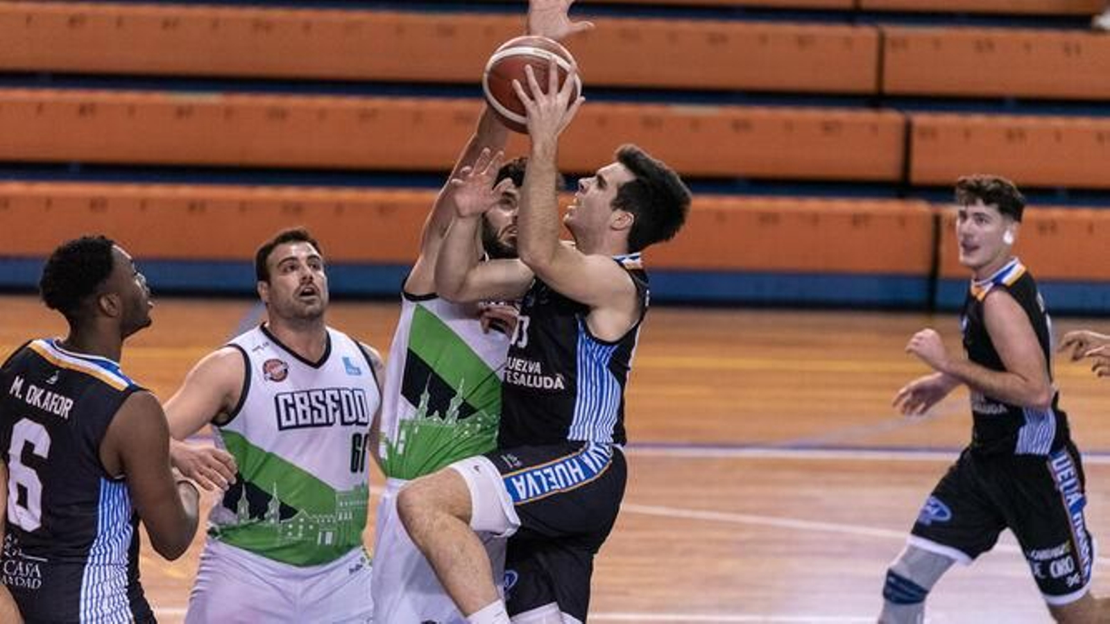 García-Quílez intenta anotar durante un partido con el Huelva Comercio.