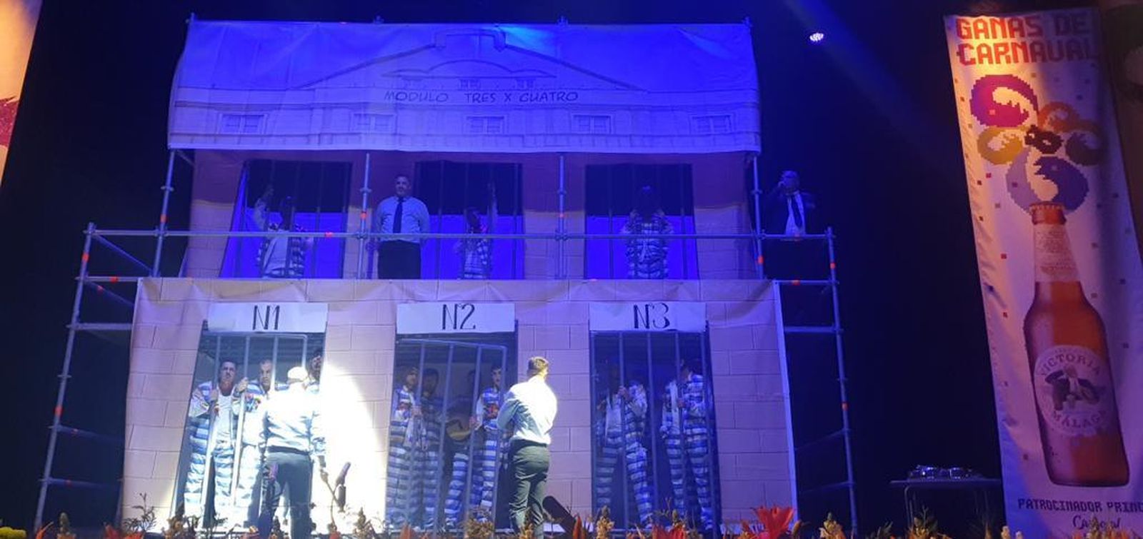 La murga "Loco por salir"  en el pase de semifinales del Carnaval