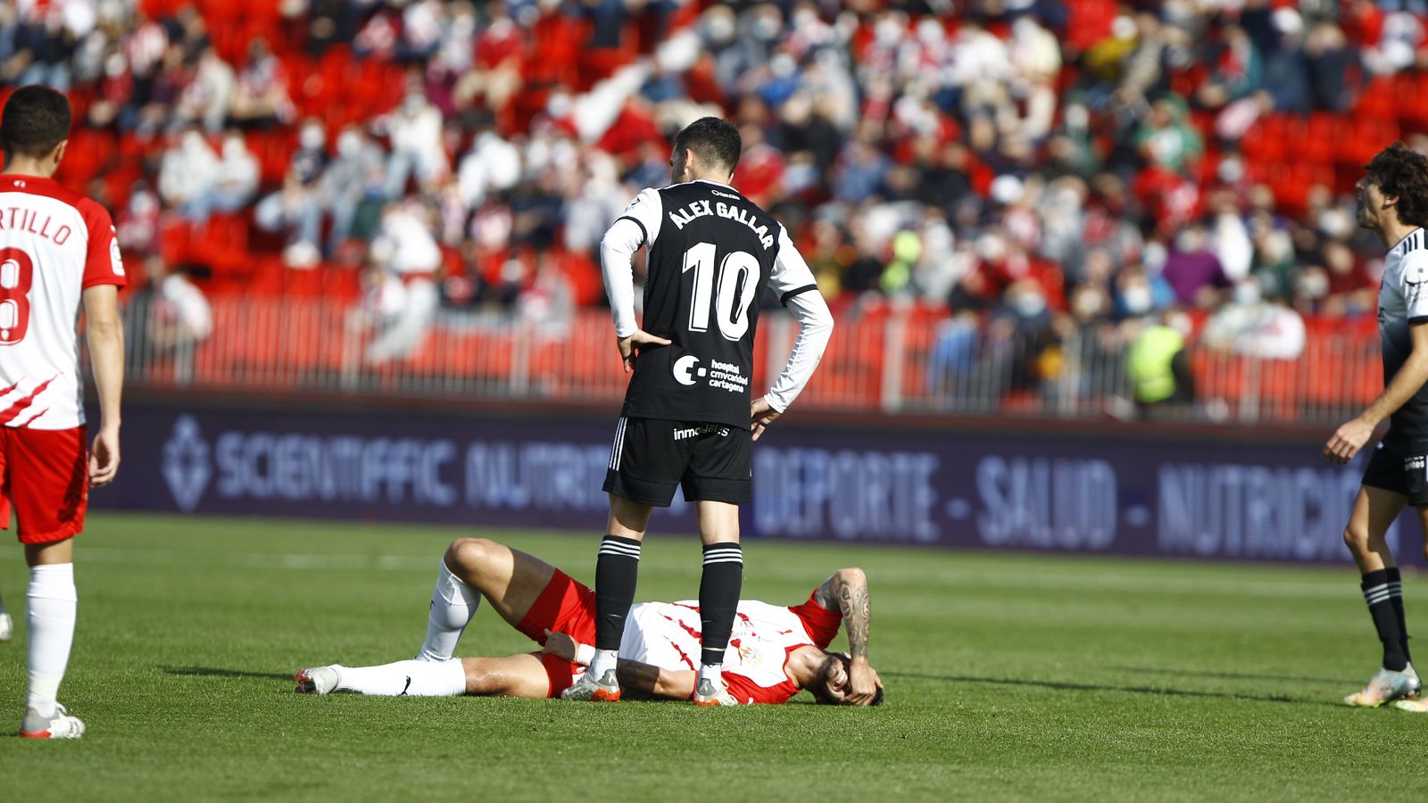 Lazo se duele en el suelo tras caer lesionado al cuarto de hora de juego