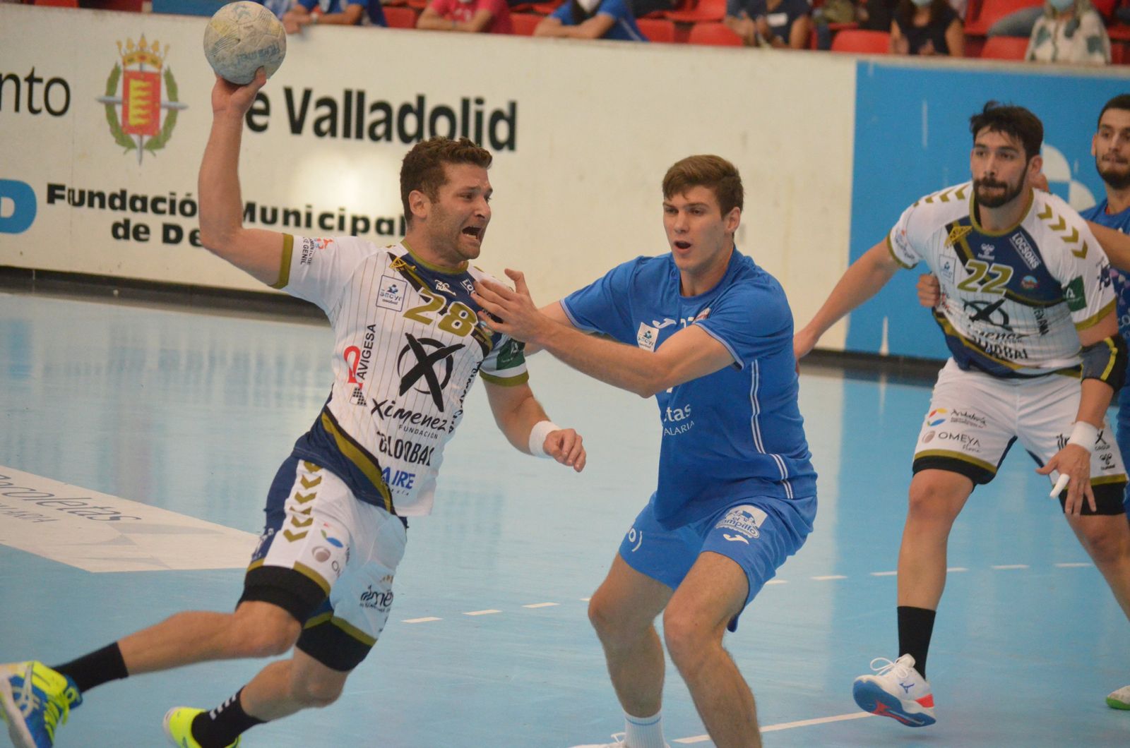 Felipe Borges intenta lanzar ante la defensa de un rival pucelano.