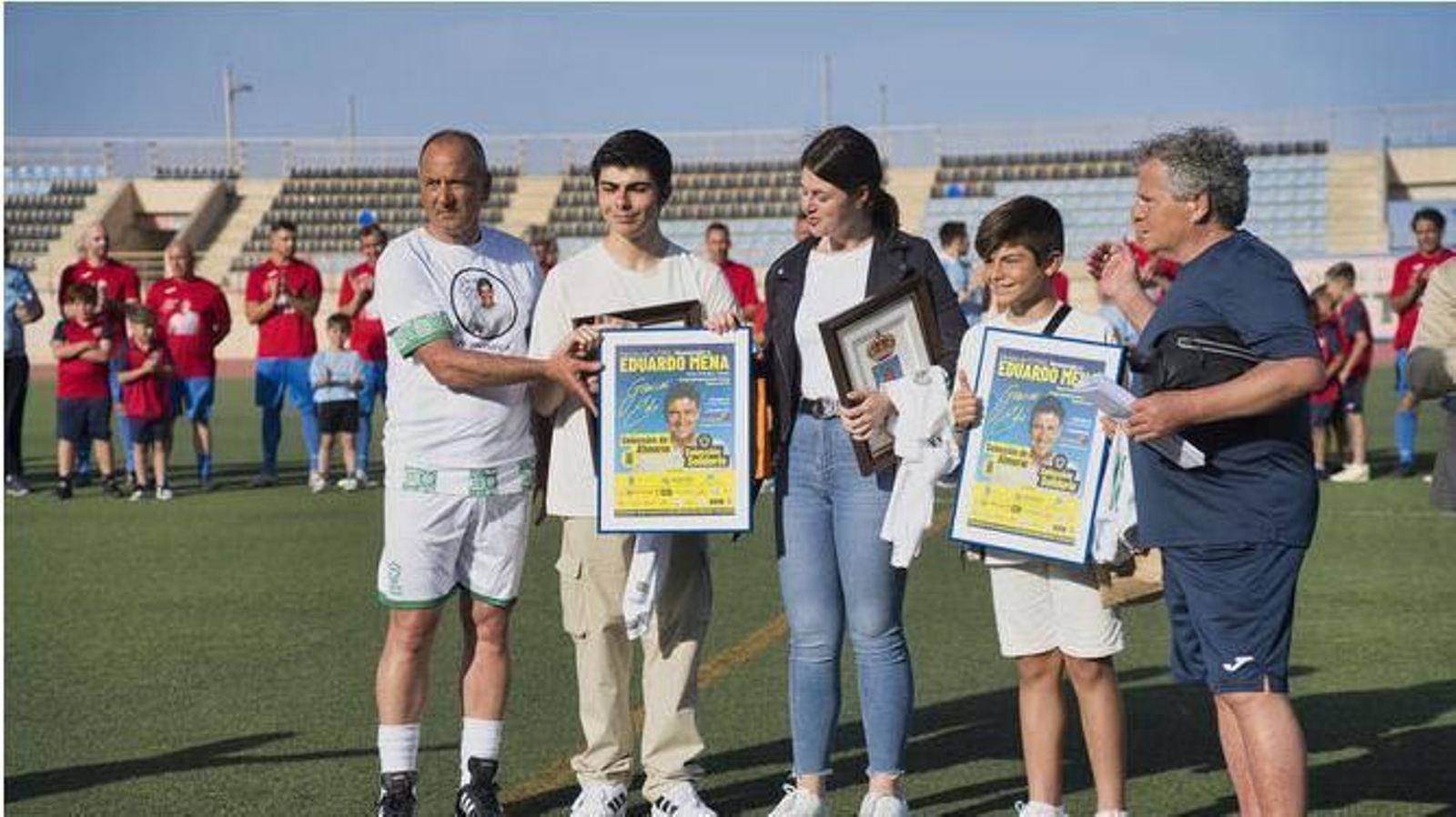 La familia de Eduardo Mena recibe el cartel del partido homenaje