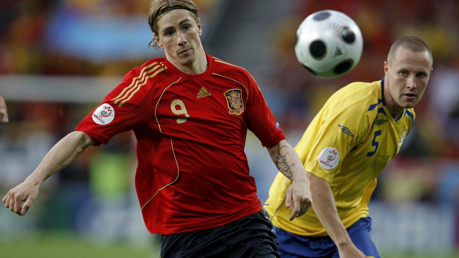 La equipación de España en la Euro 2008, también con detalles dorados.