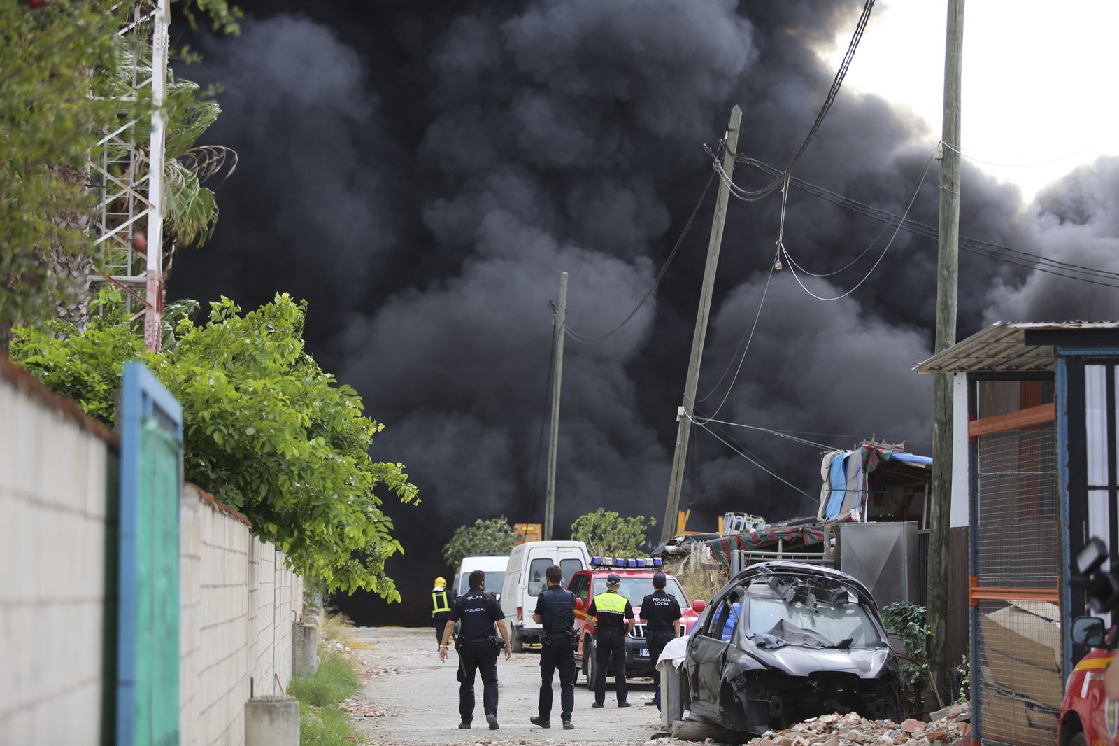 Fotos del incendio de varios vehículos en un aparcamiento de caravanas del polígono Guadalhorce