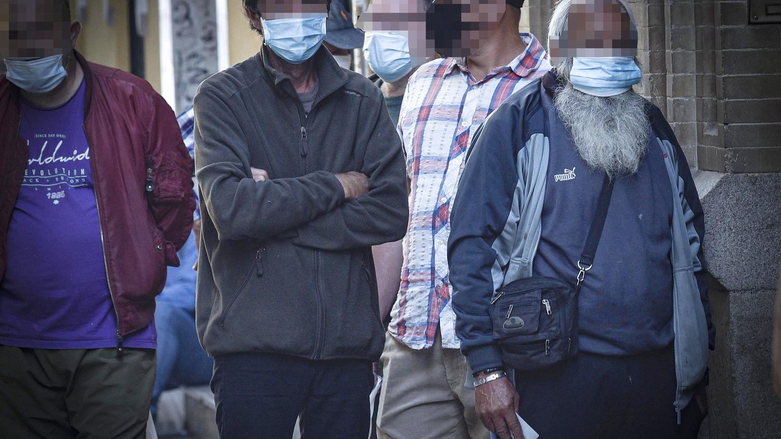 Colas de usuarios en el comedor social de San Juan de Dios.