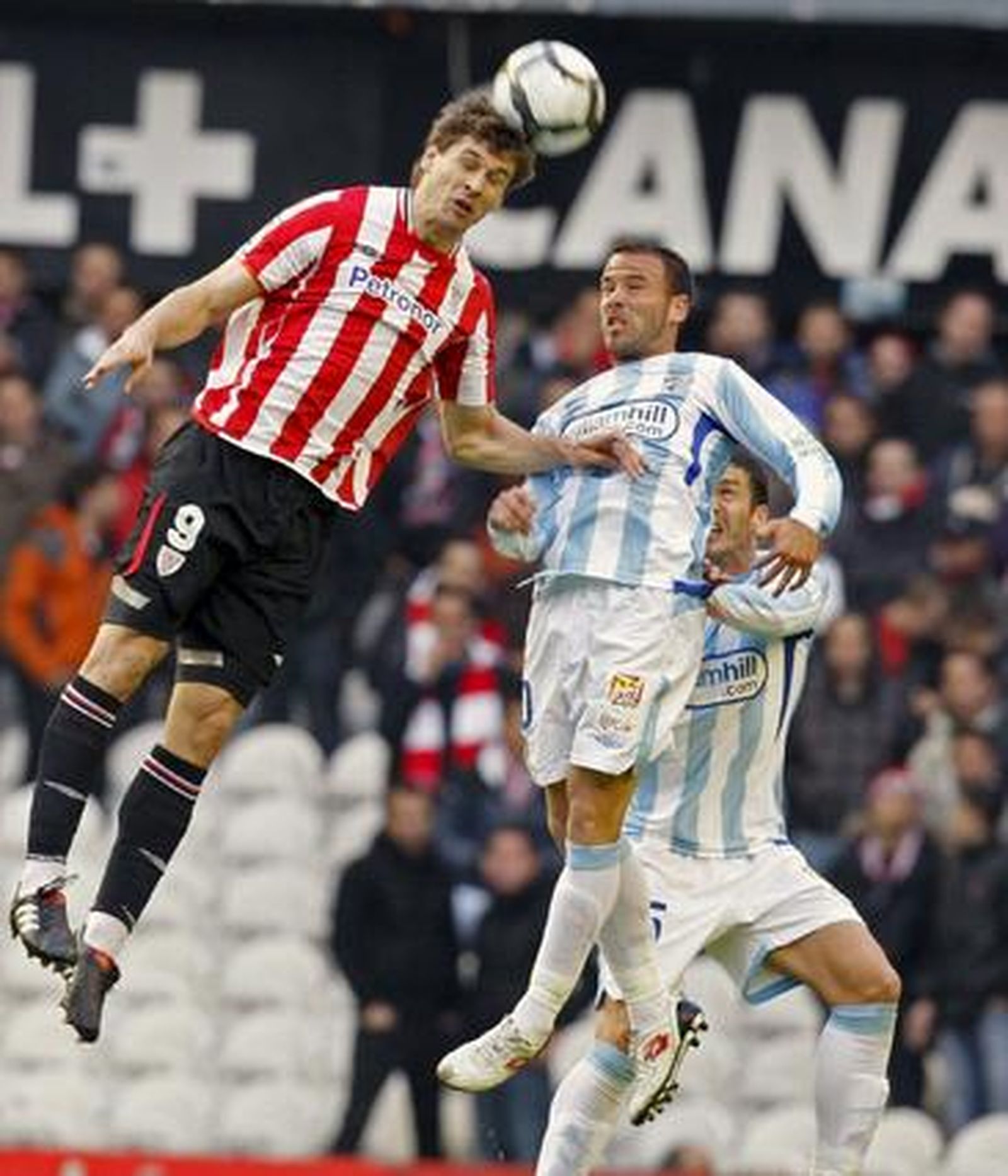 El canterano Apoño pugna un balón aéreo con Fernando Llorente.

Foto: EFE/ LUIS TEJIDO