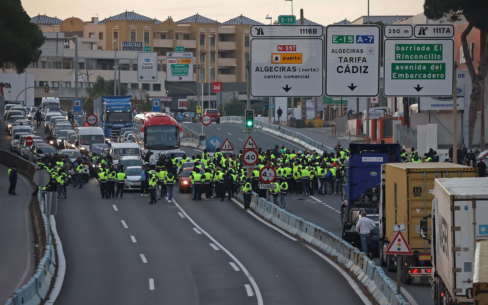 El nuevo corte de la A7 por los huelguistas de Acerinox, en imágenes