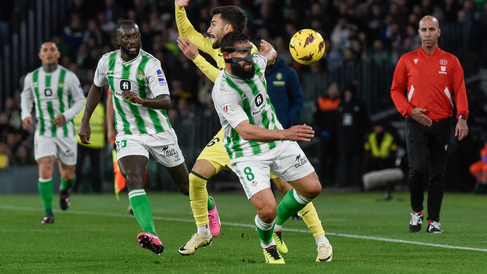 Fekir se lleva un balón ante Álex Baena en una acción en la que le señalaron mano.