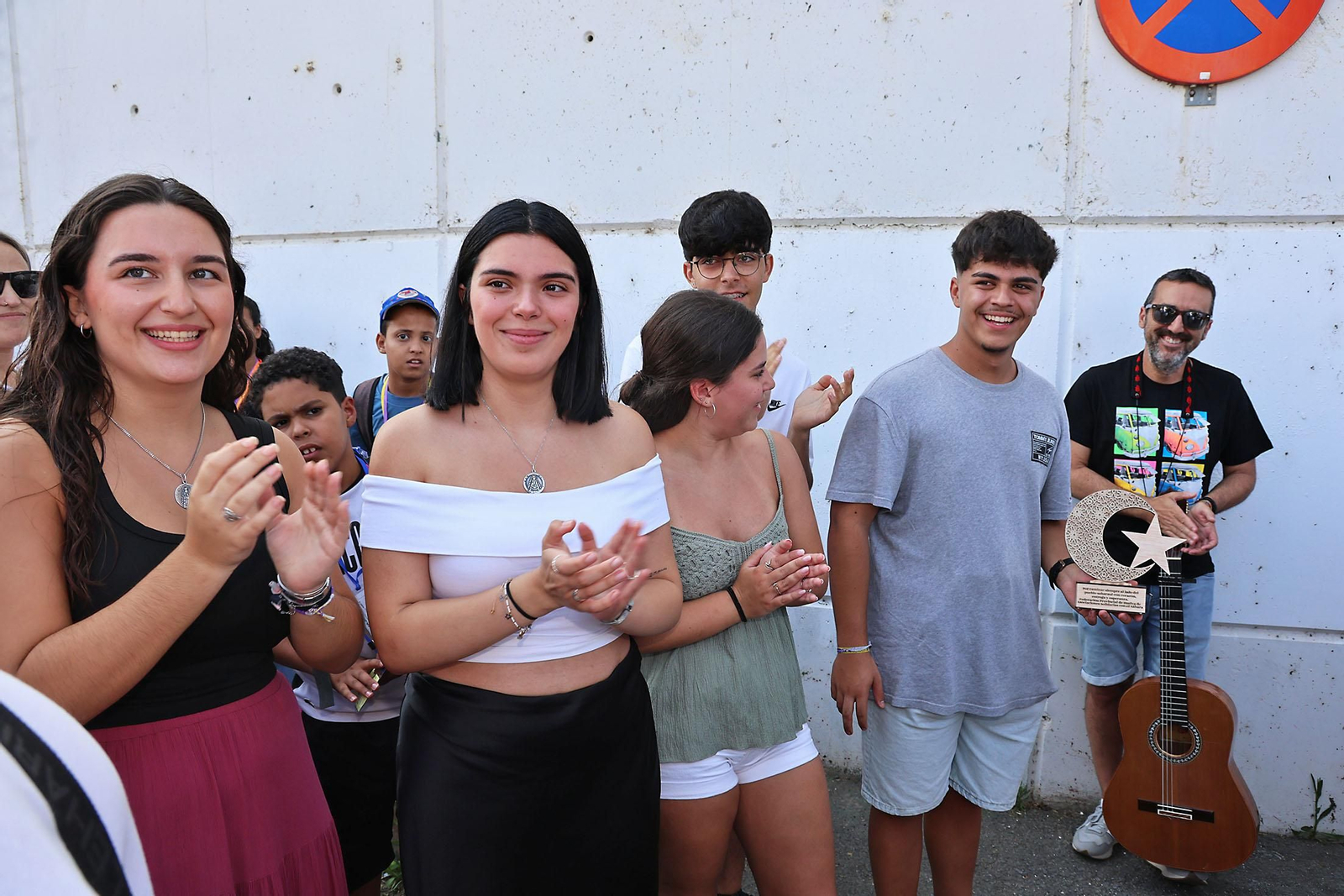 Imágenes del recibimiento a los  niños procedentes de los campamentos saharauis que pasarán sus vacaciones en Huelva