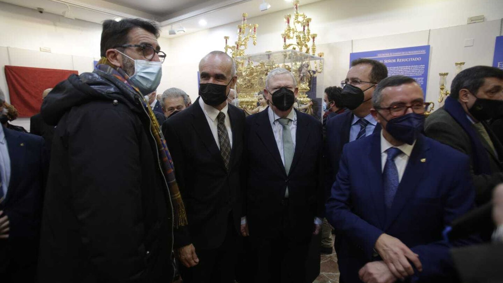 Juan Miguel Bazaga, concejal socialista,  Antonio Muñoz, alcalde de Sevilla,  Francisco Vélez, presidente del Consejo, Juan Carlos Cabrera, delegado de Fiestas Mayores, y Práxedes Sánchez, presidente del Círculo Mercantil.