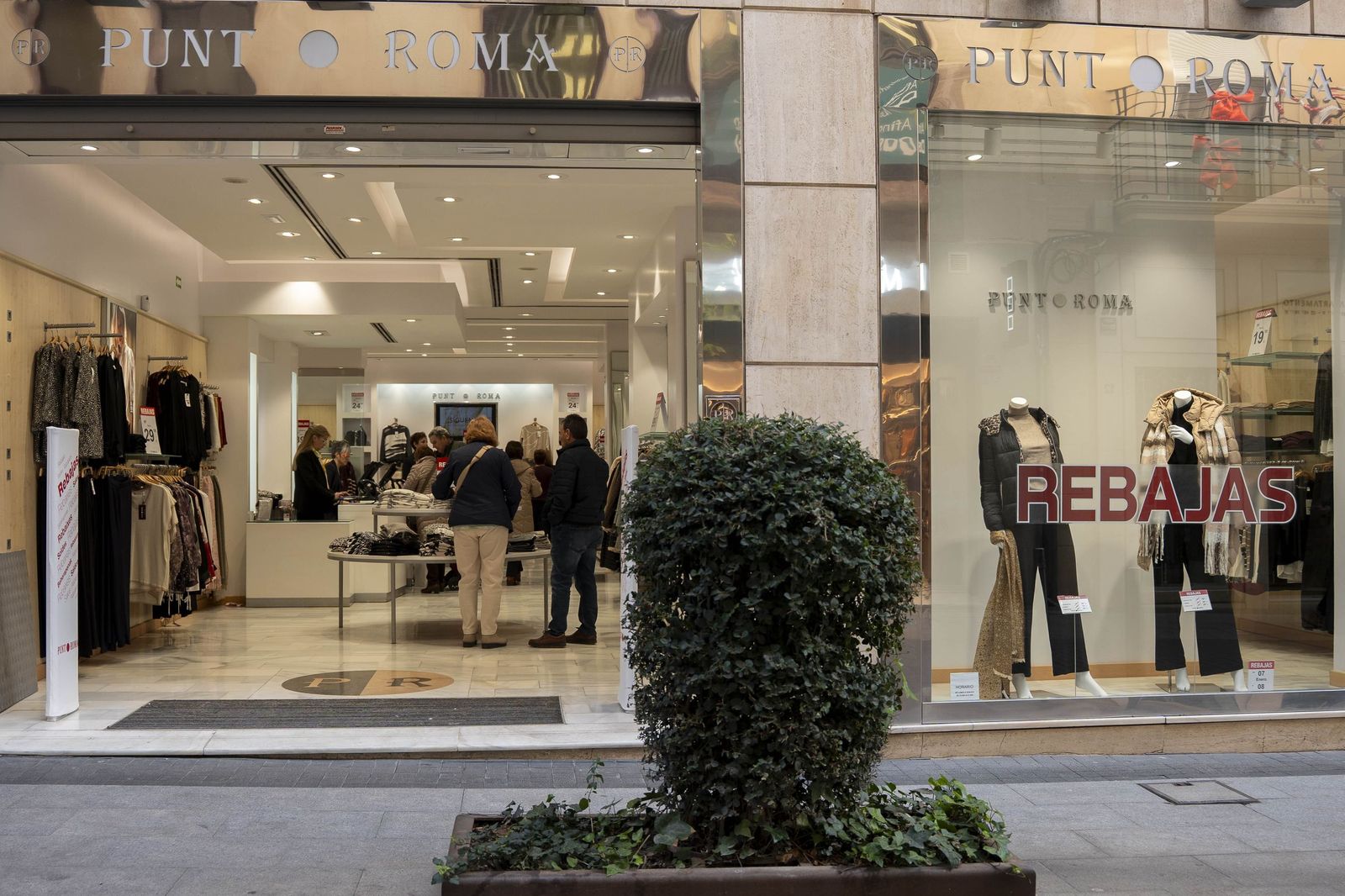 El comienzo de la campaña de rebajas en Almería, en imágenes