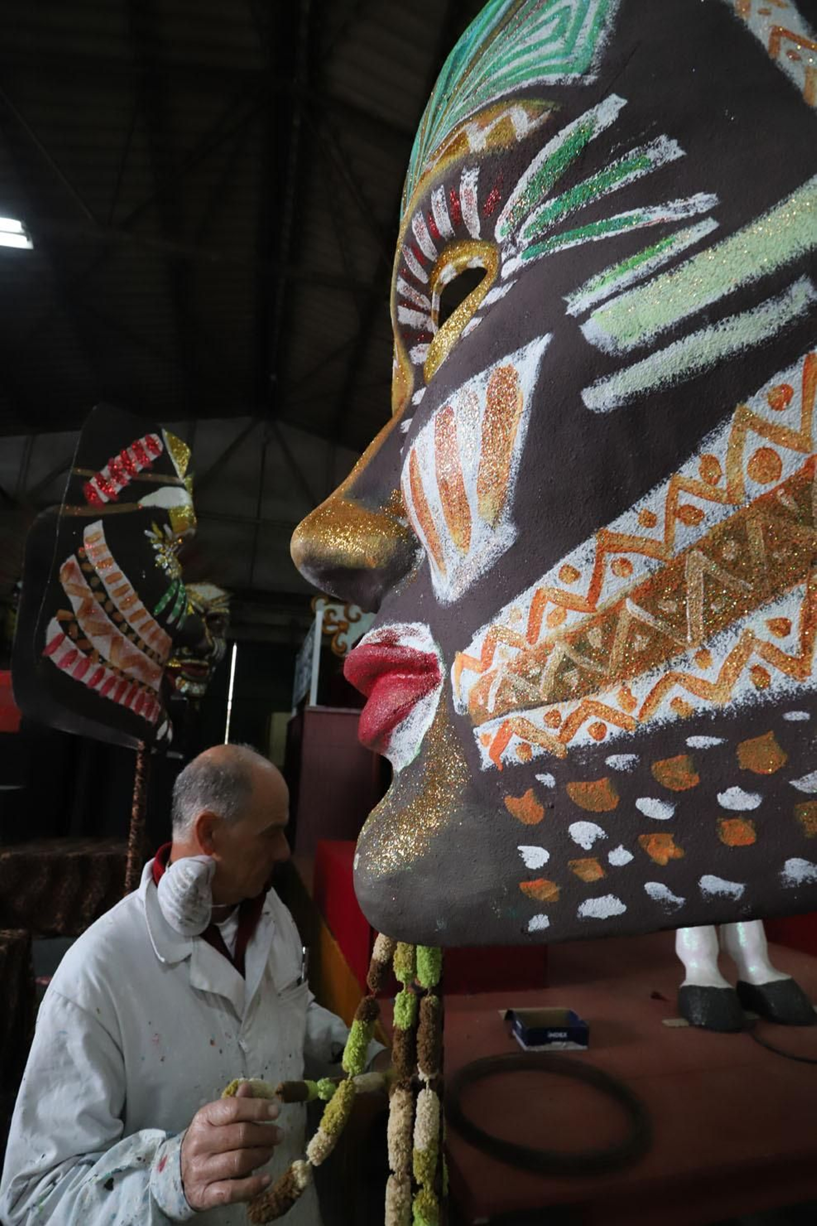 Imágenes de los preparativos de las carrozas de sus Majestades los Reyes Magos
