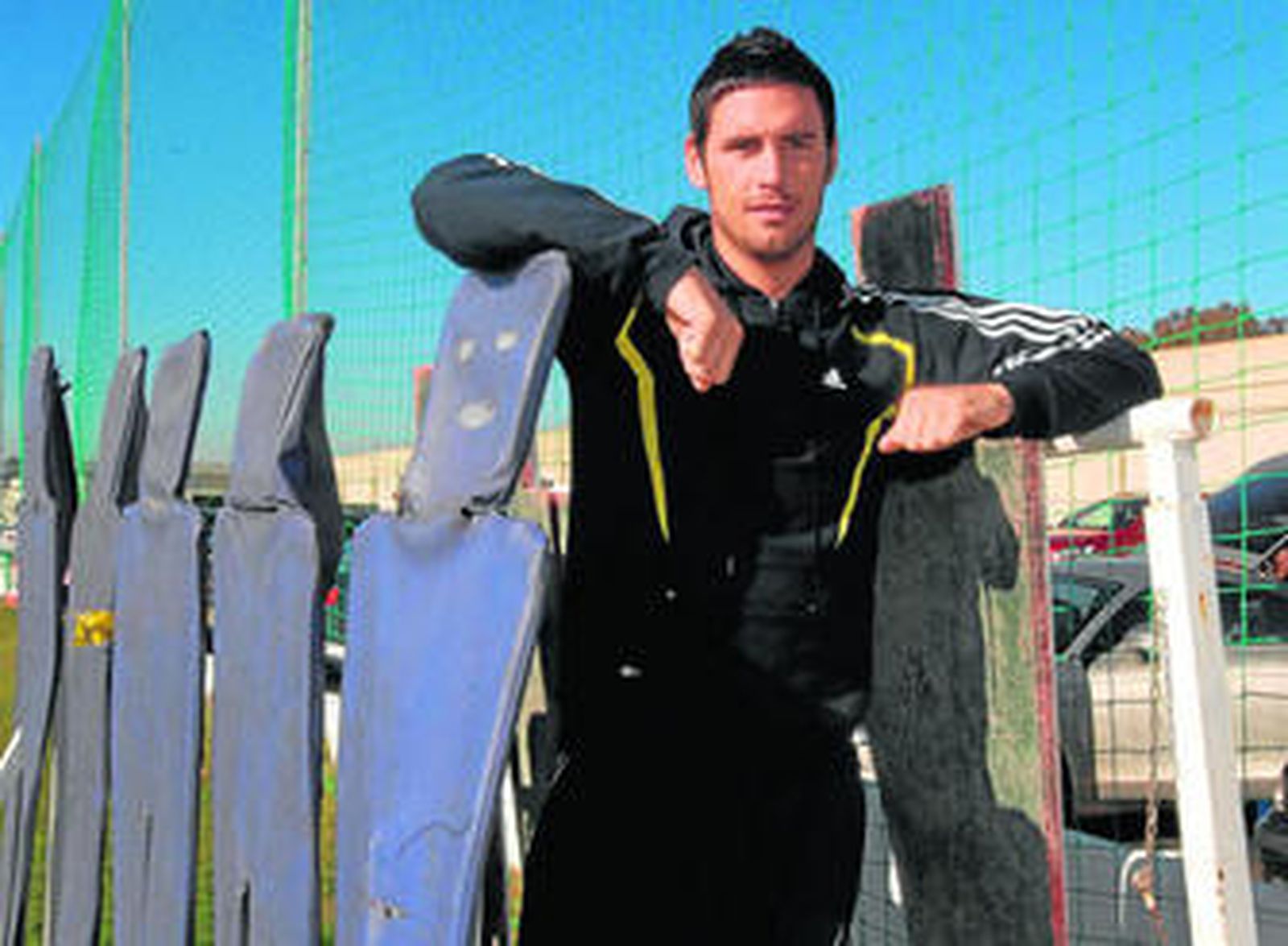 Melli posa apoyado en unas barreras en Los Bermejales.