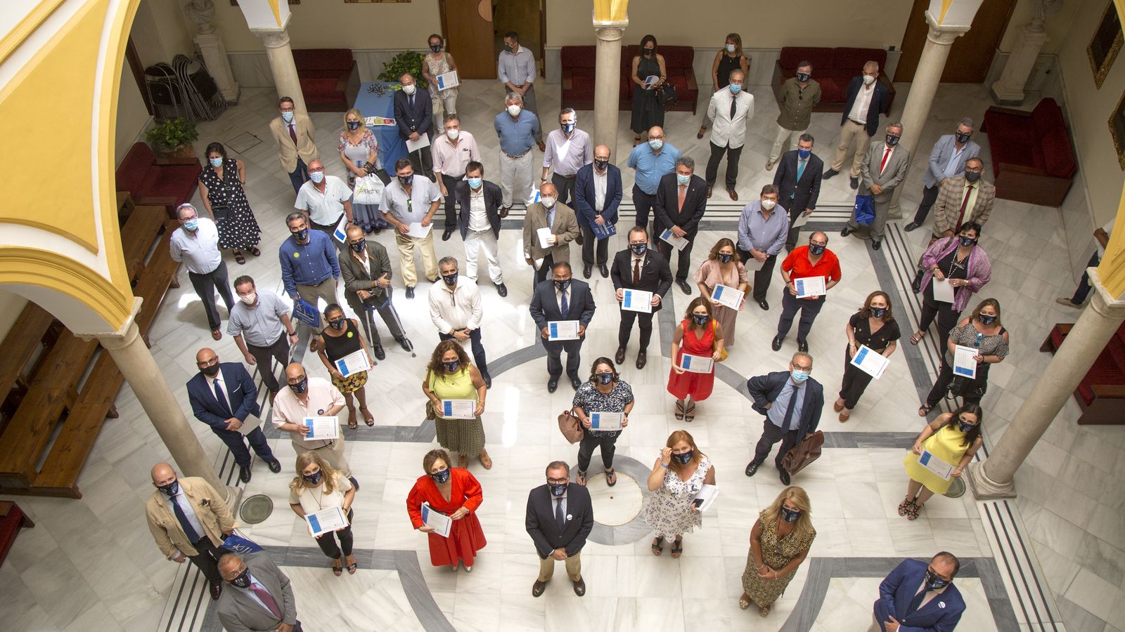 Los galardonados posan con sus diplomas