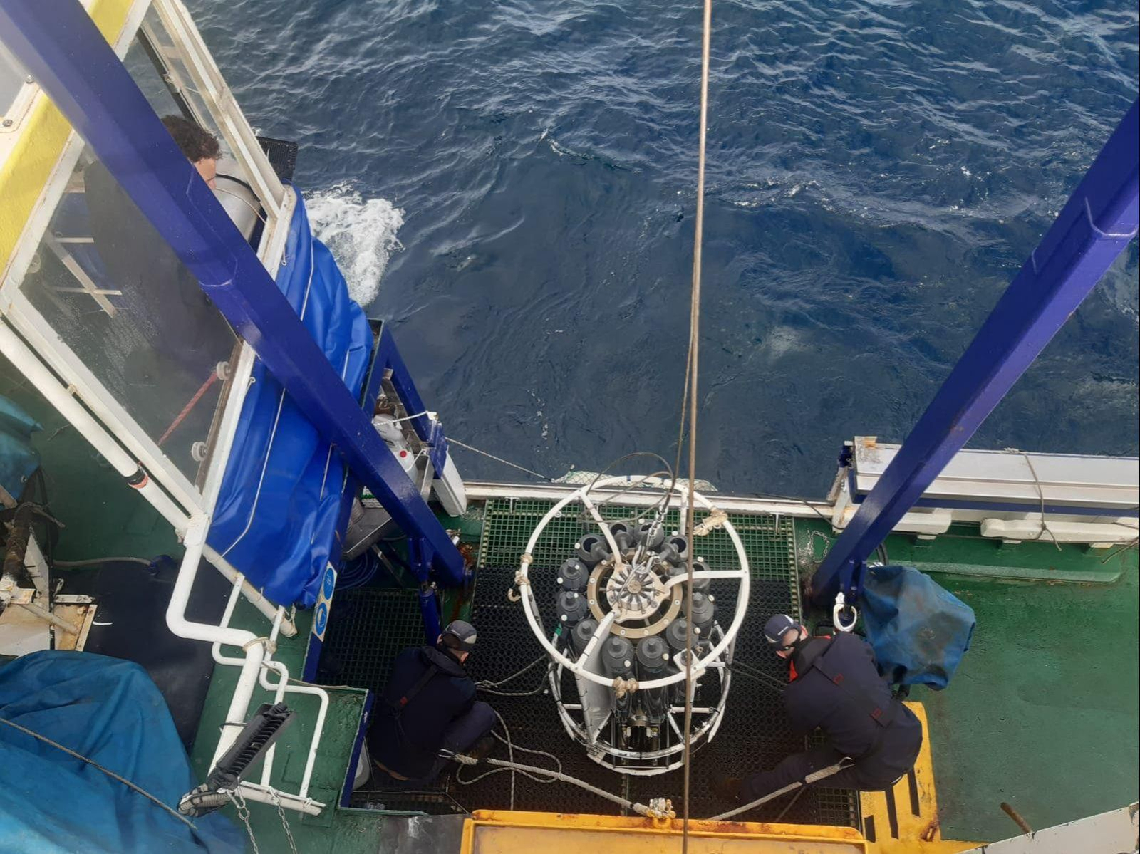 Una grúa facilita la inmersión y elevación de la roseta oceanográfica