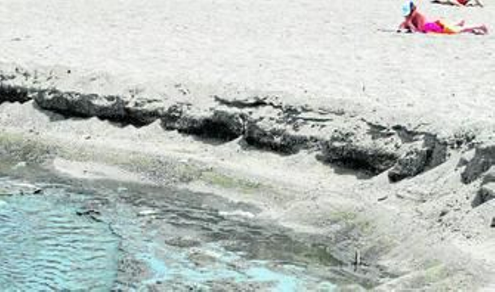Instantánea tomada el mes pasado de un vertido de fecales en la playa de Poniente.