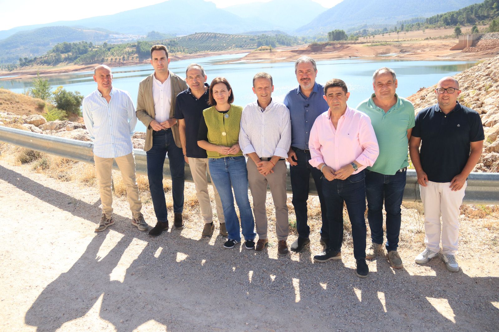 Espadas, acompañado por distintos cargos socialistas en su visita a la presa de Siles.