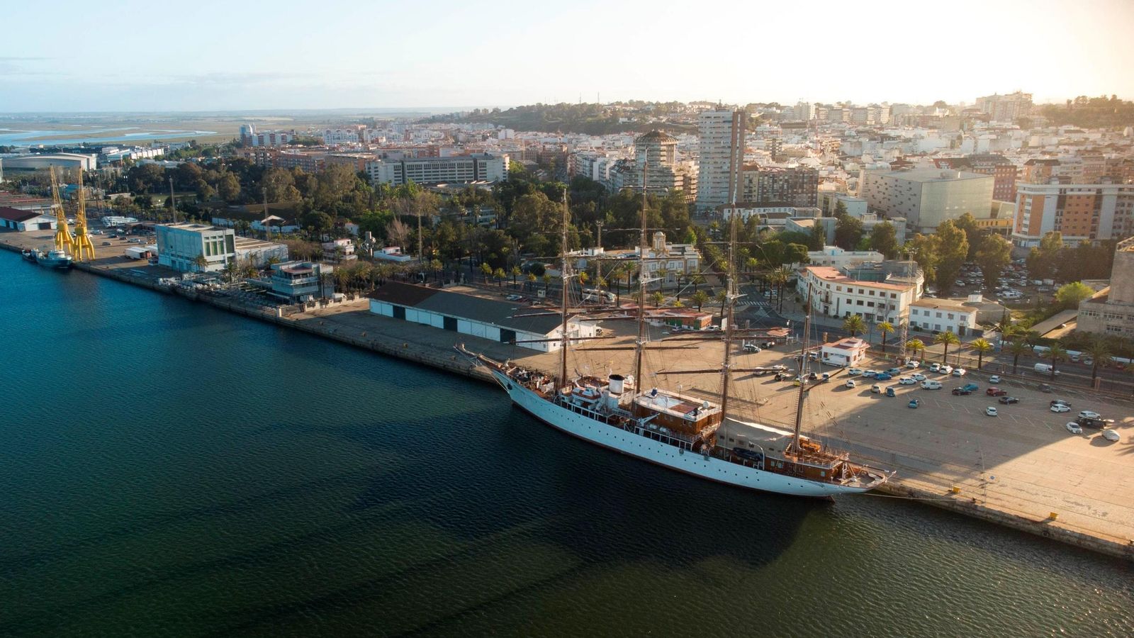 Un velero de lujo atracado en el Puerto de Huelva.