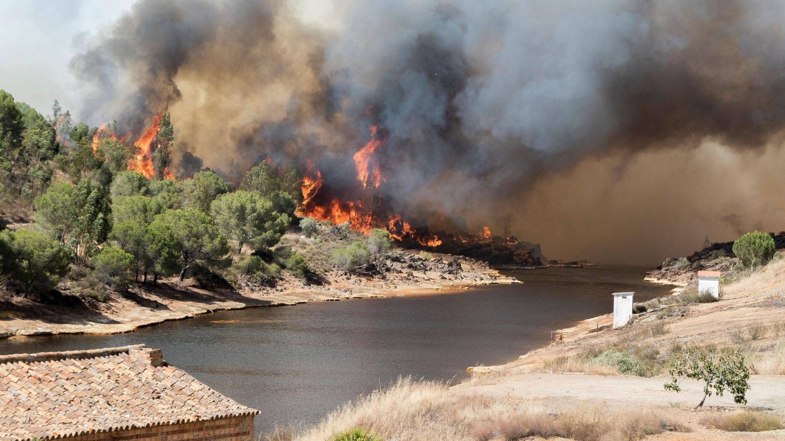 Las llamas desbordaron las cauces del río Tinto y avanzaban hacia la provincia de Sevilla.