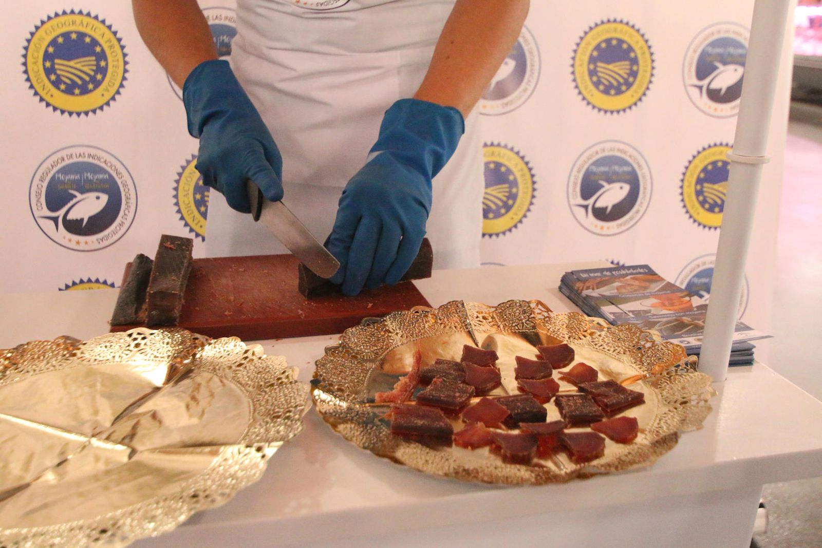 Platos con mojama de atún.