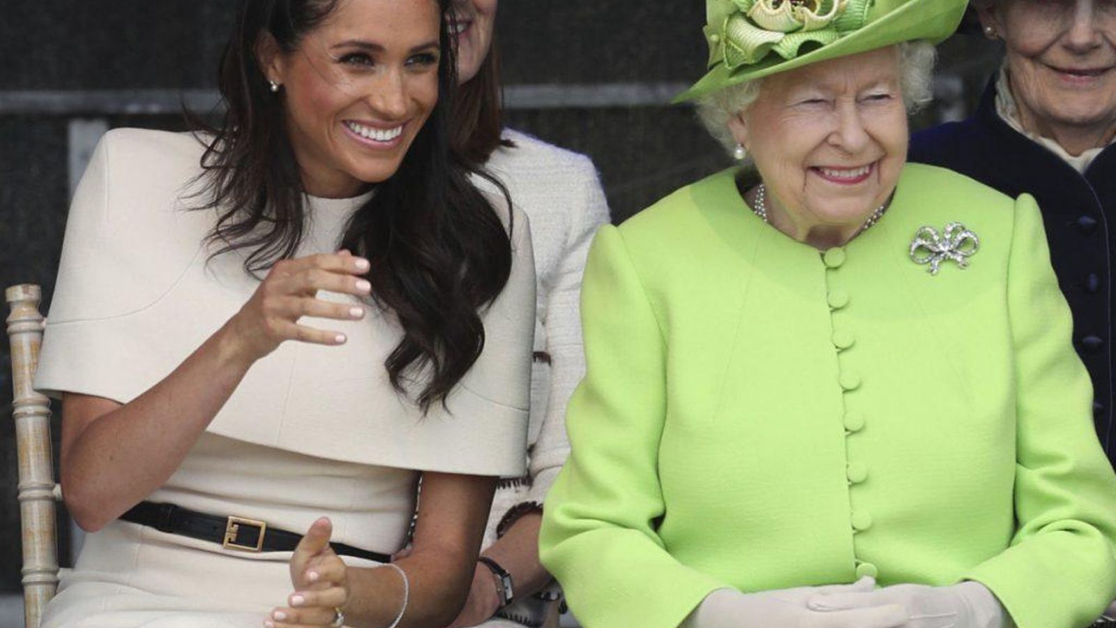 Meghan y la reina Isabel de Inglaterra, presenciando una competición deportiva en 2019.