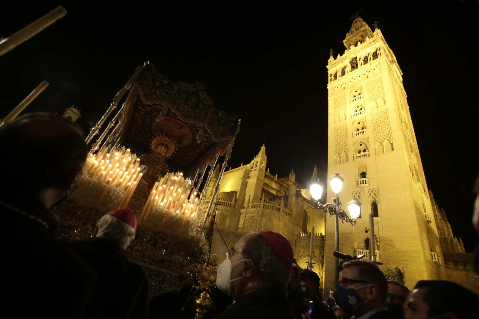 La Candelaria visita el Palacio Arzobispal y el Ayuntamiento de Sevilla