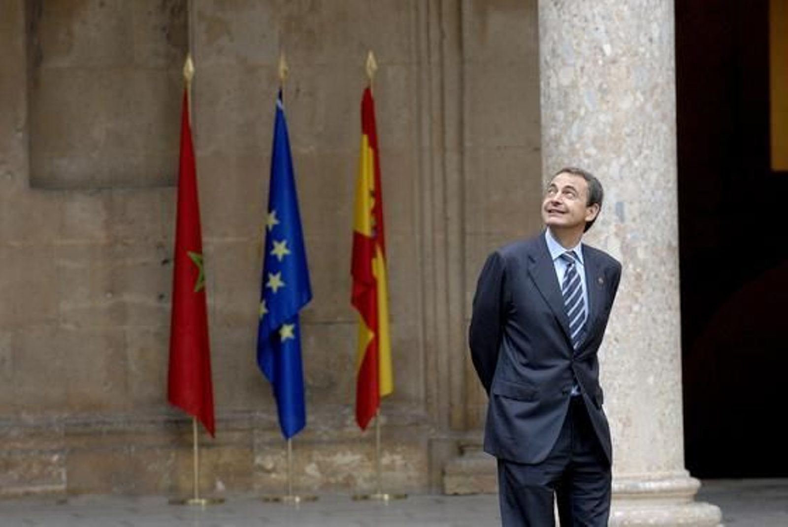 El presidente del gobierno mira al cielo turbio de Granada que vuelve a amenazar lluvia

Foto: Jesús Ochando