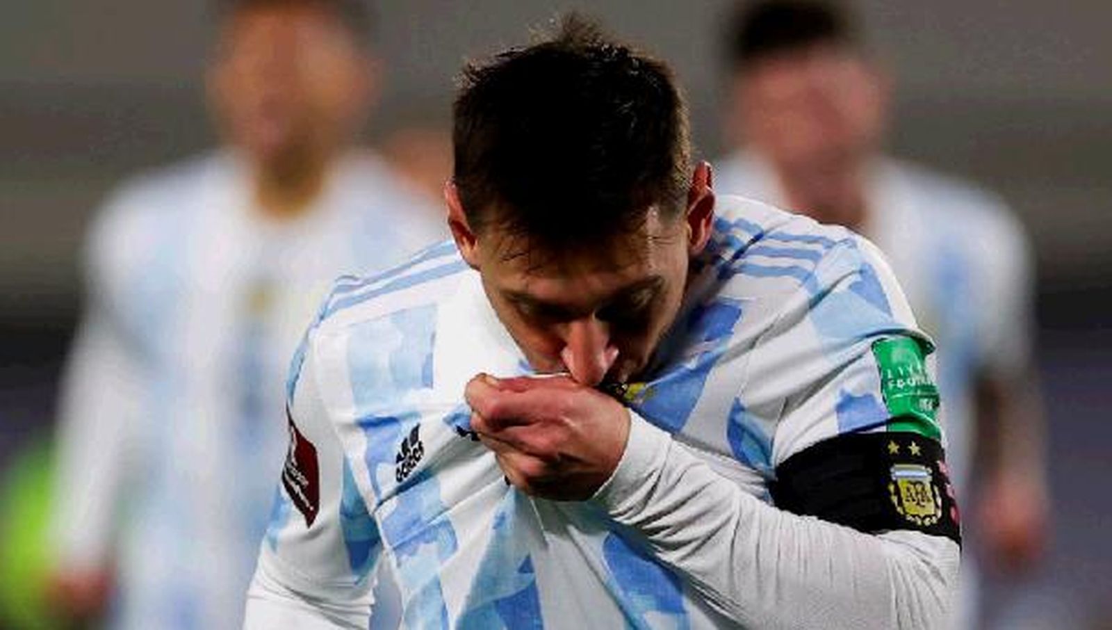 Messi se besa el escudo de Argentina.