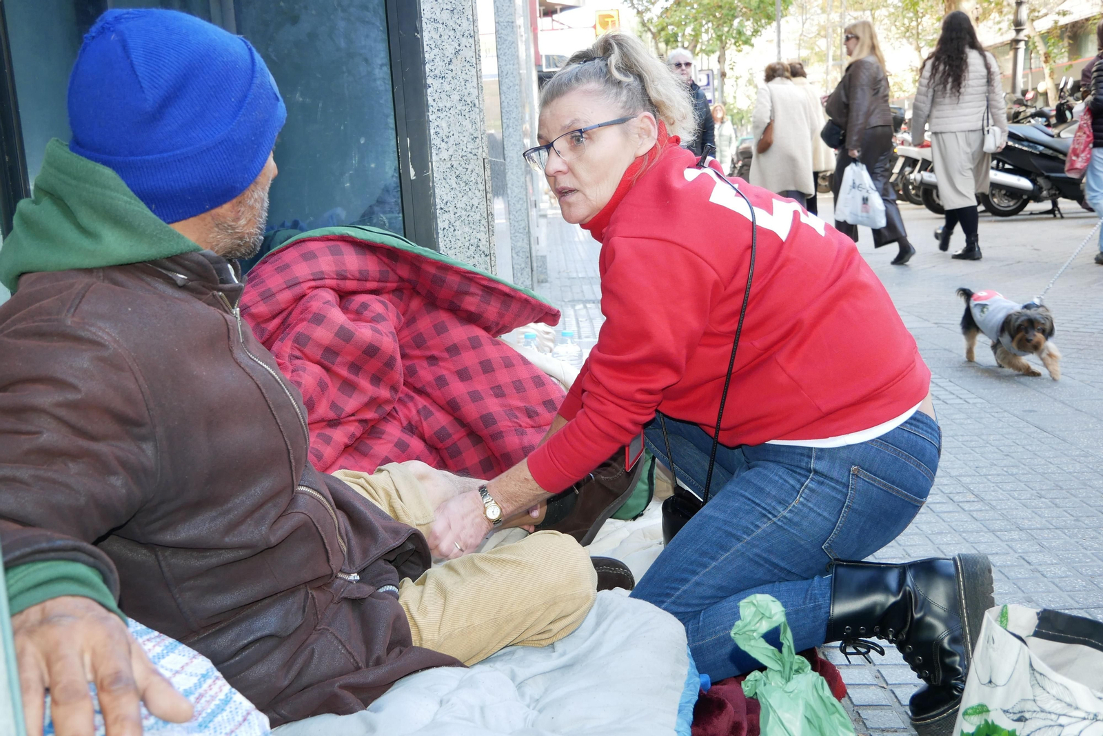 Profesionales de la  Unidad de Emergencia Social de Cruz Roja atienden a una persona.