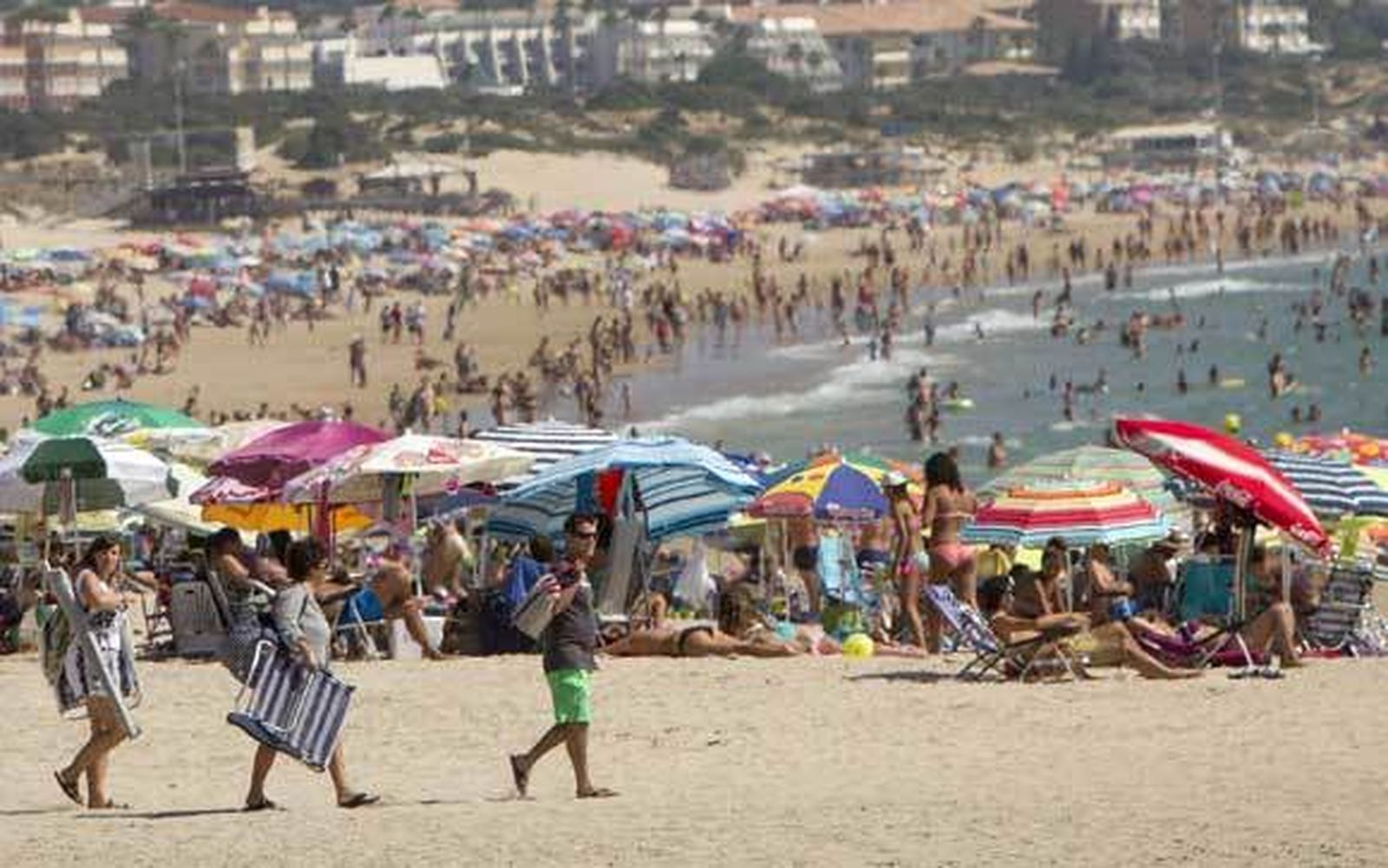 La playa de La Barrosa a rebosar, en una imagen de archivo. /Román Ríos