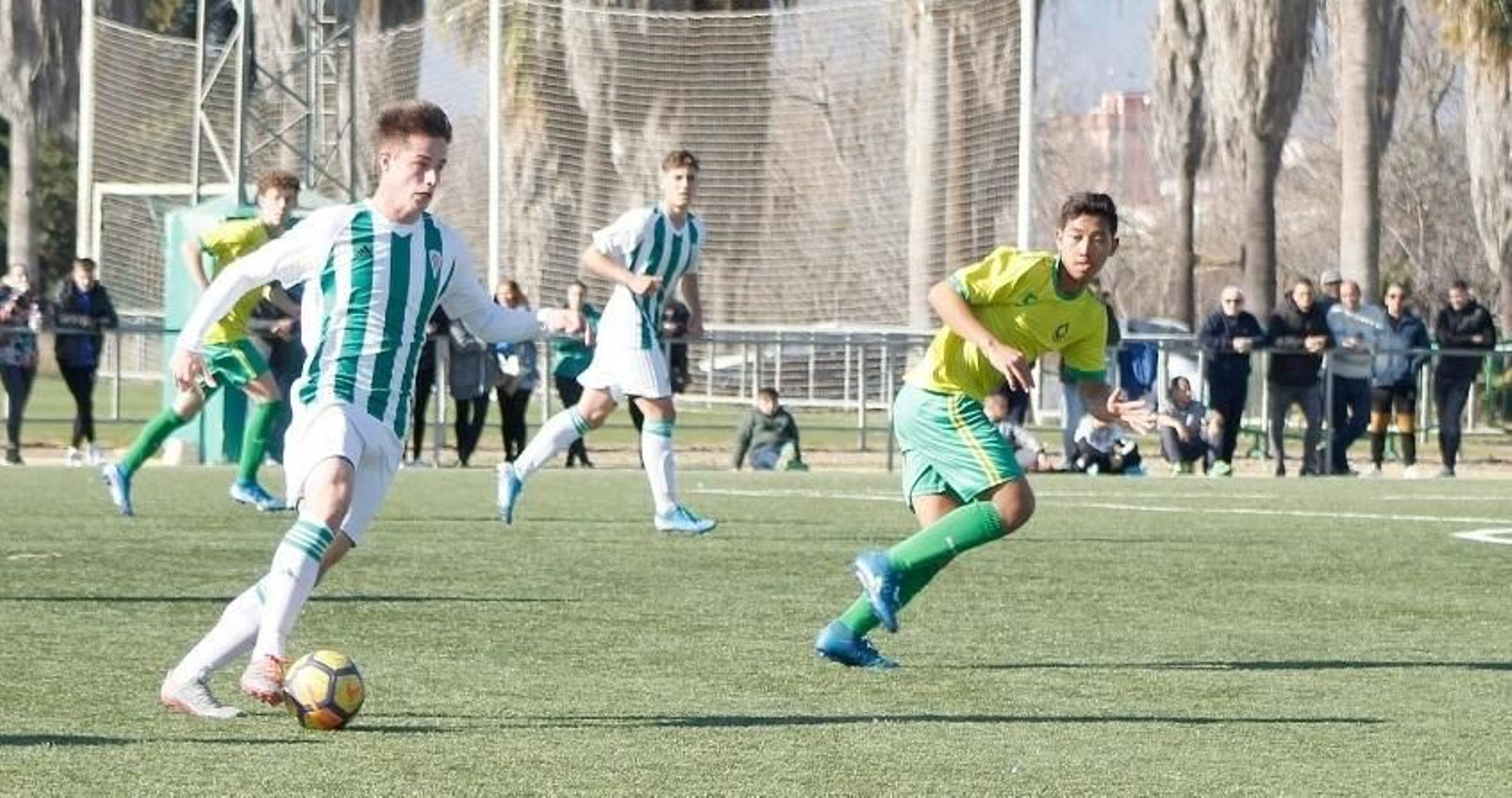 Rubén Calzado conduce el balón en el duelo ante el Gimnástica Ceuta.