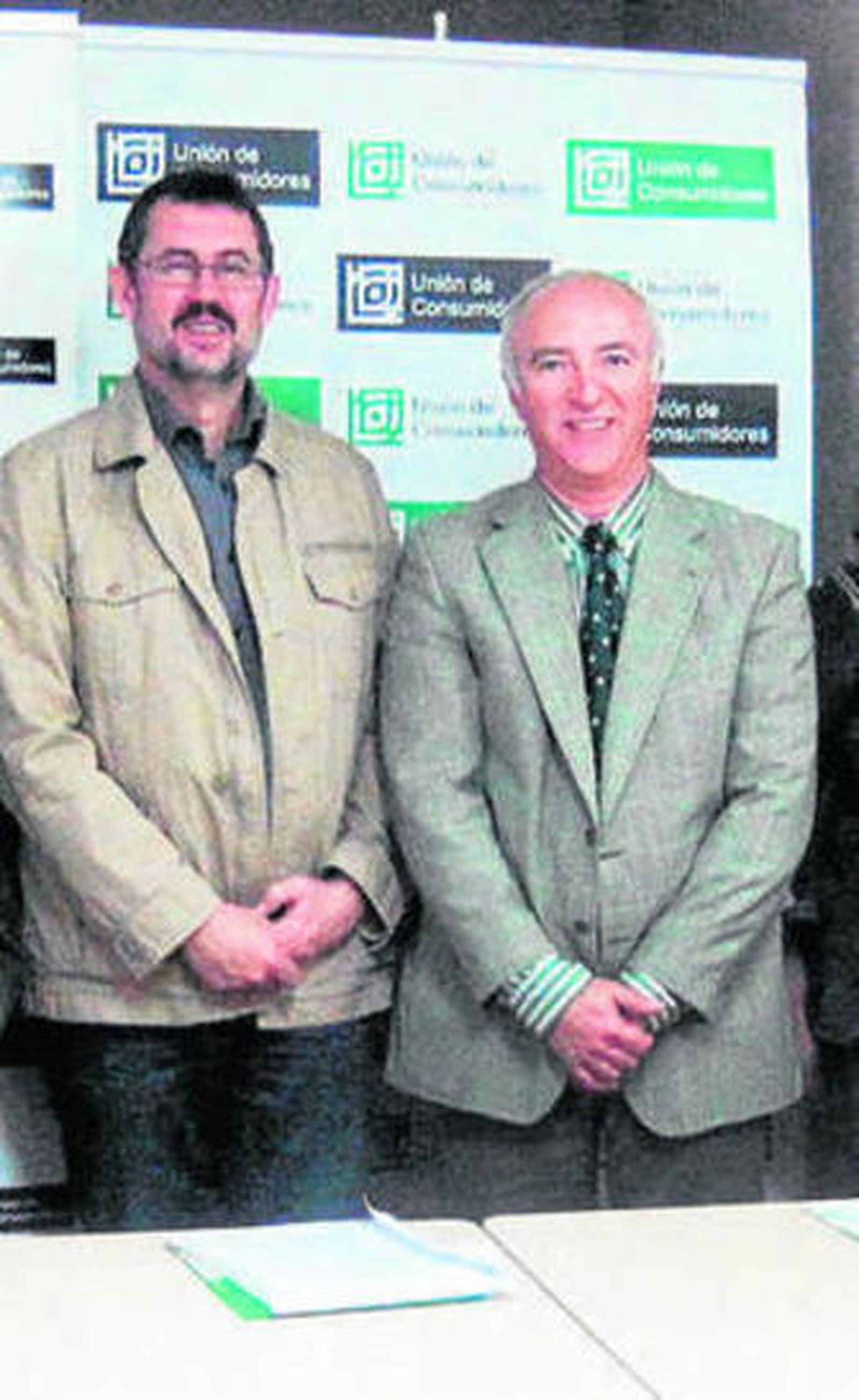 Rafael Esteban (IU) se reúne con la Unión de Consumidores de Almería