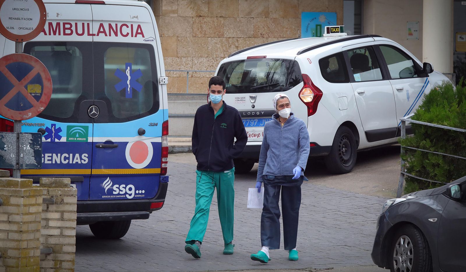 Dos sanitarios andando por la entrada de Urgencias del hospital de Jerez.