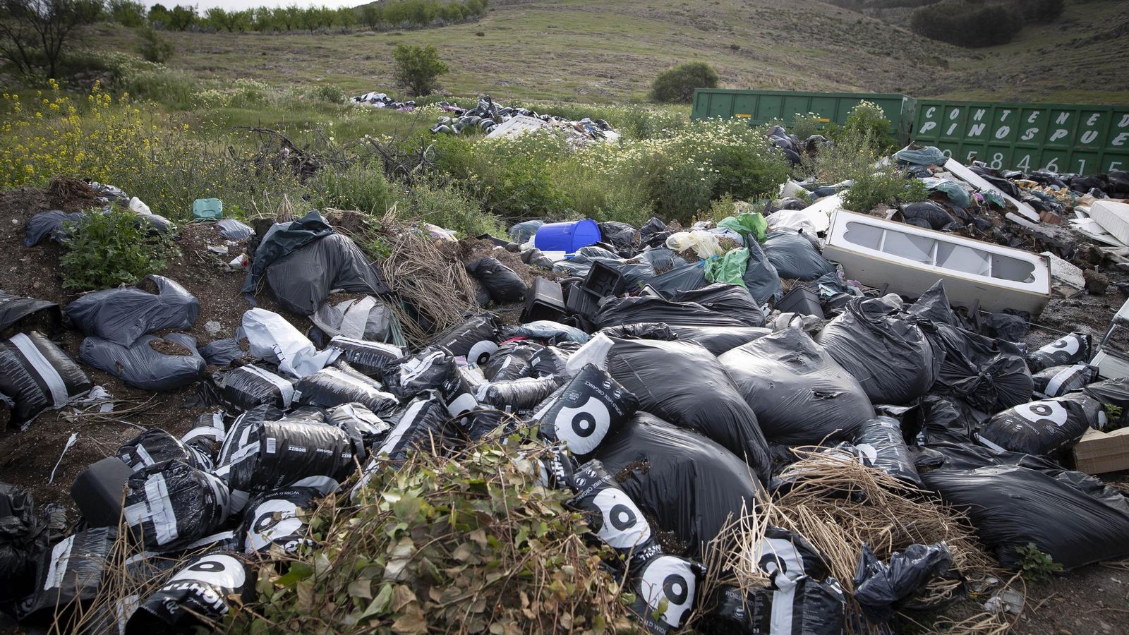 Sacos de tierra y desperdicios ilegal procedente de los cultivos de marihuana en el Cerro Fáquila