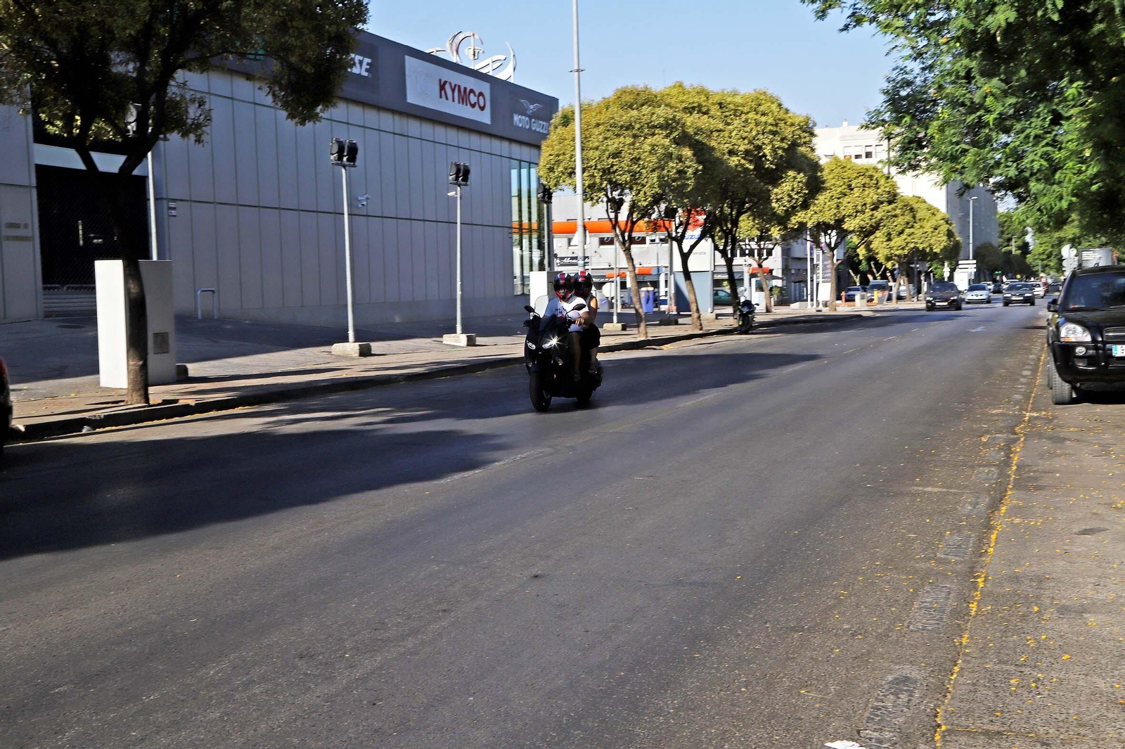 Un motero circula por la Avenida de Europa este pasado fin de semana.