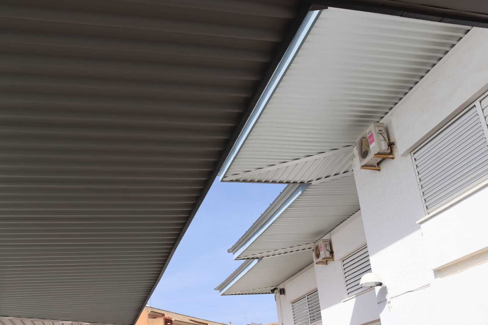 Techo de un centro educativo sin amianto.