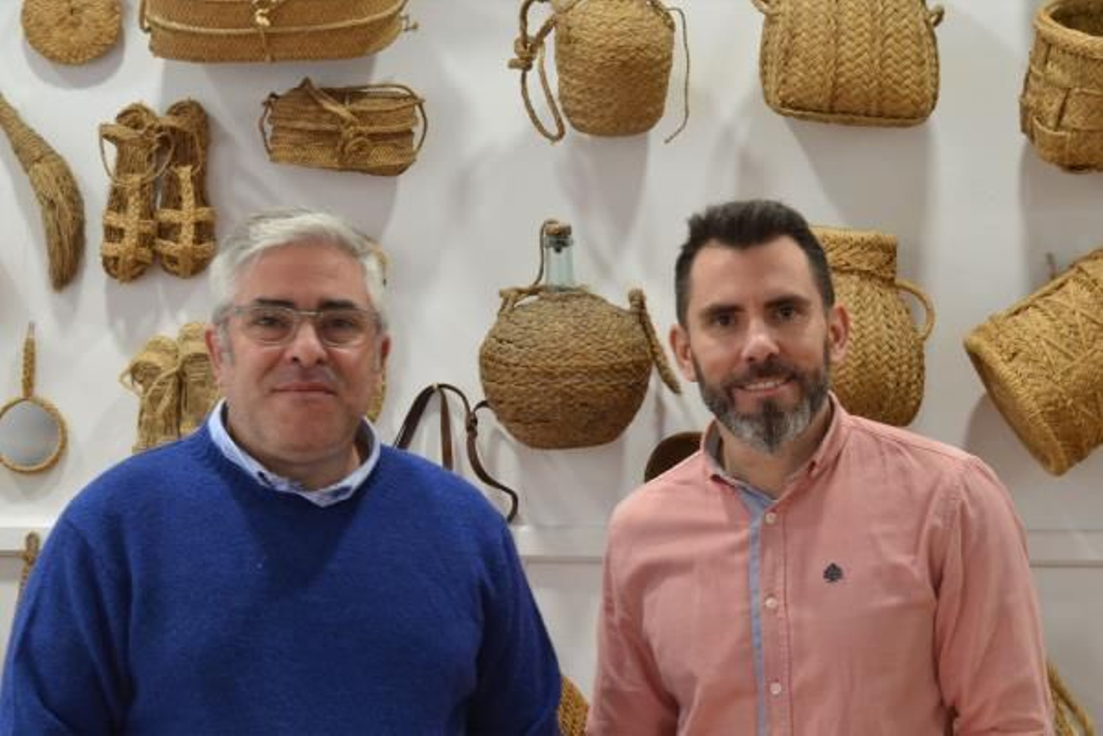 Pedro Antonio Blanco, izquierda, en su taller.