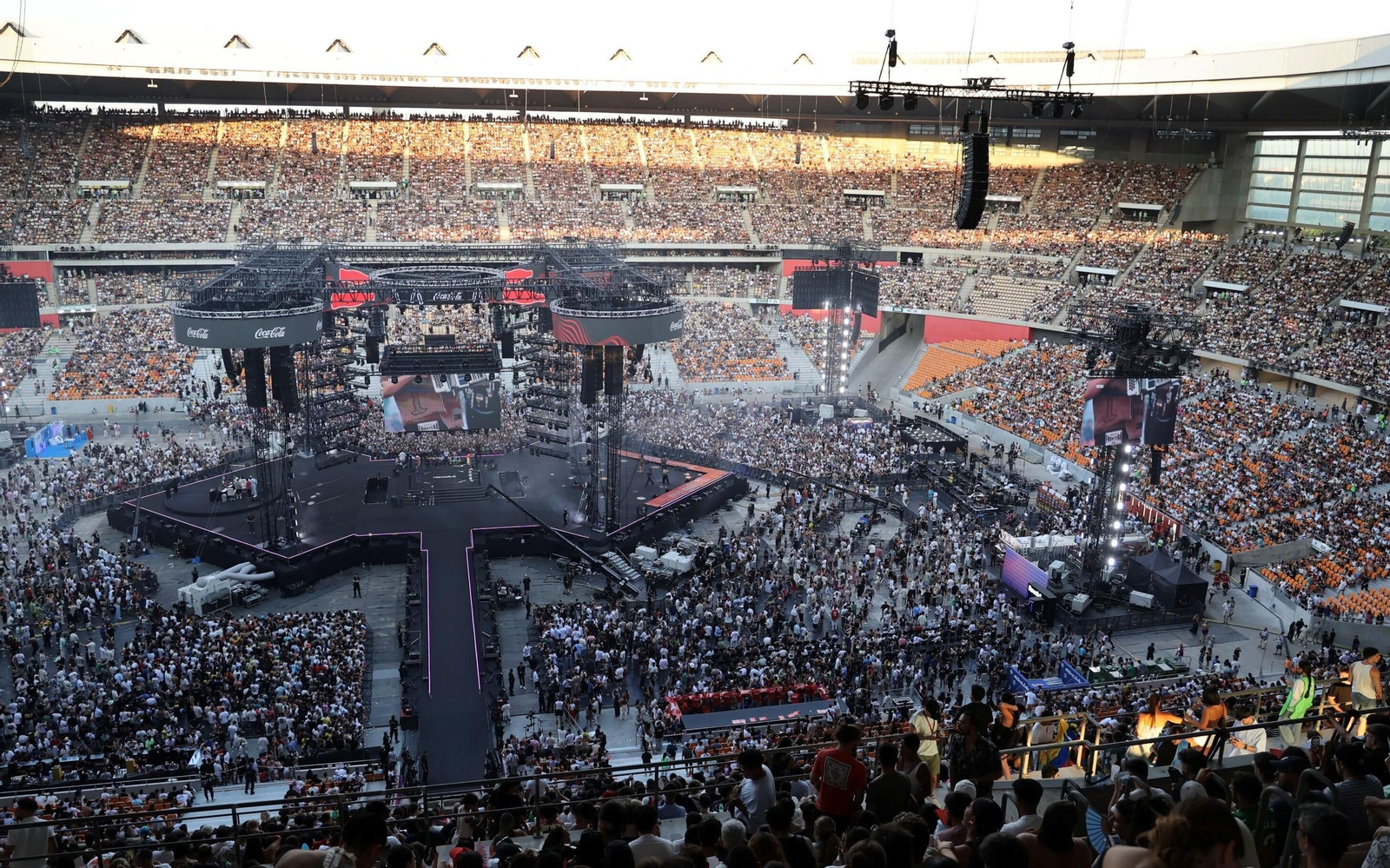 Las imágenes del lleno en el estado de la Cartuja por la Velada del Año 5