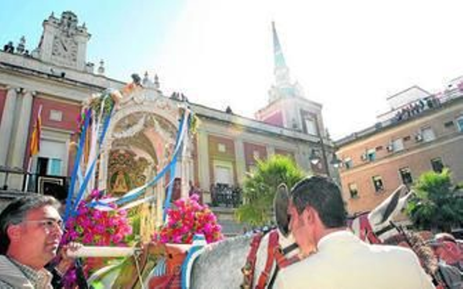 El Simpecado llegará en la tarde del sábado a las puertas del Ayuntamiento, donde le entregarán una réplica de la Medalla de la Ciudad.