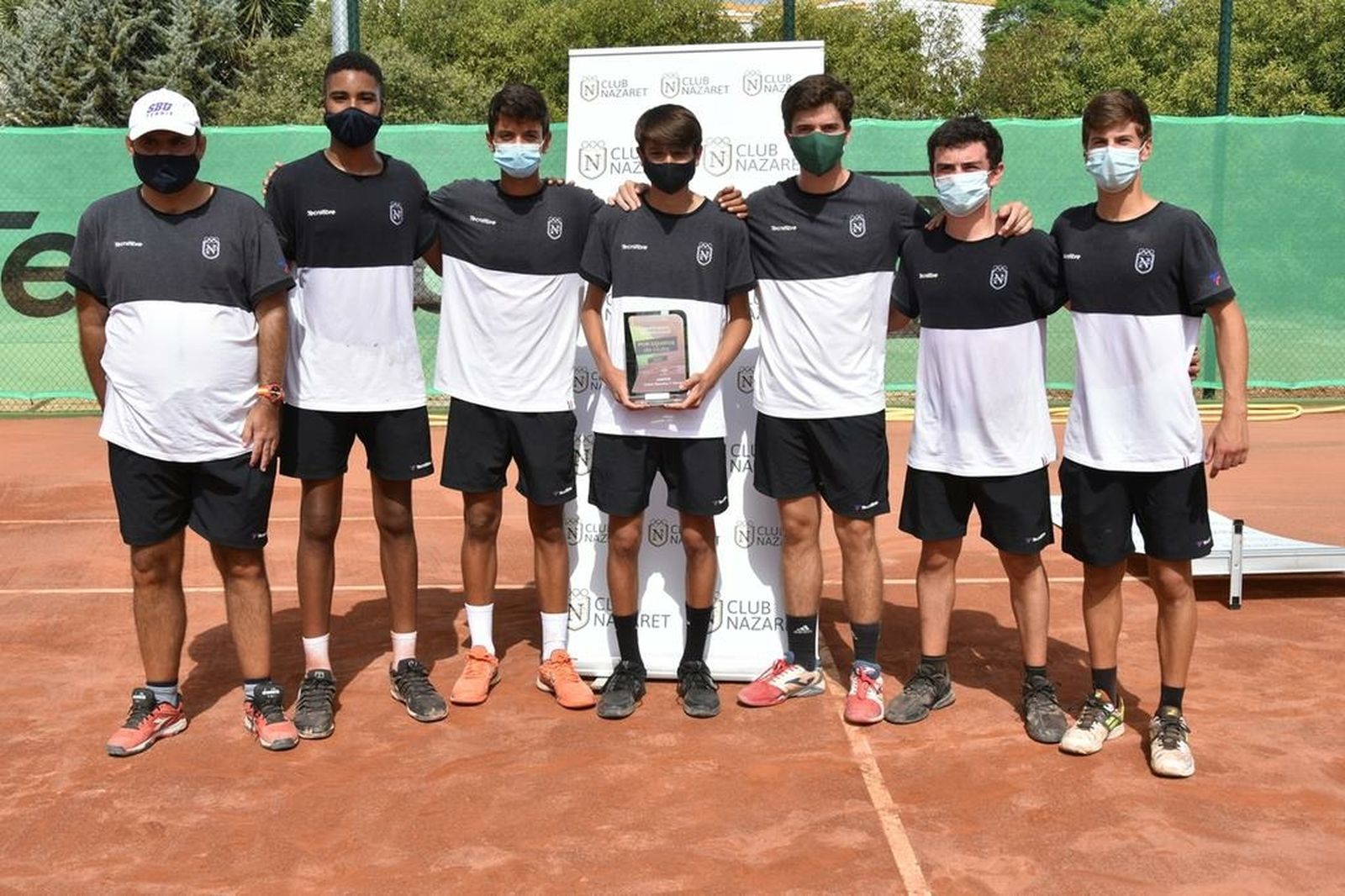 El equipo masculino del Club Nazaret se proclamó campeón en las pistas del club jerezano.