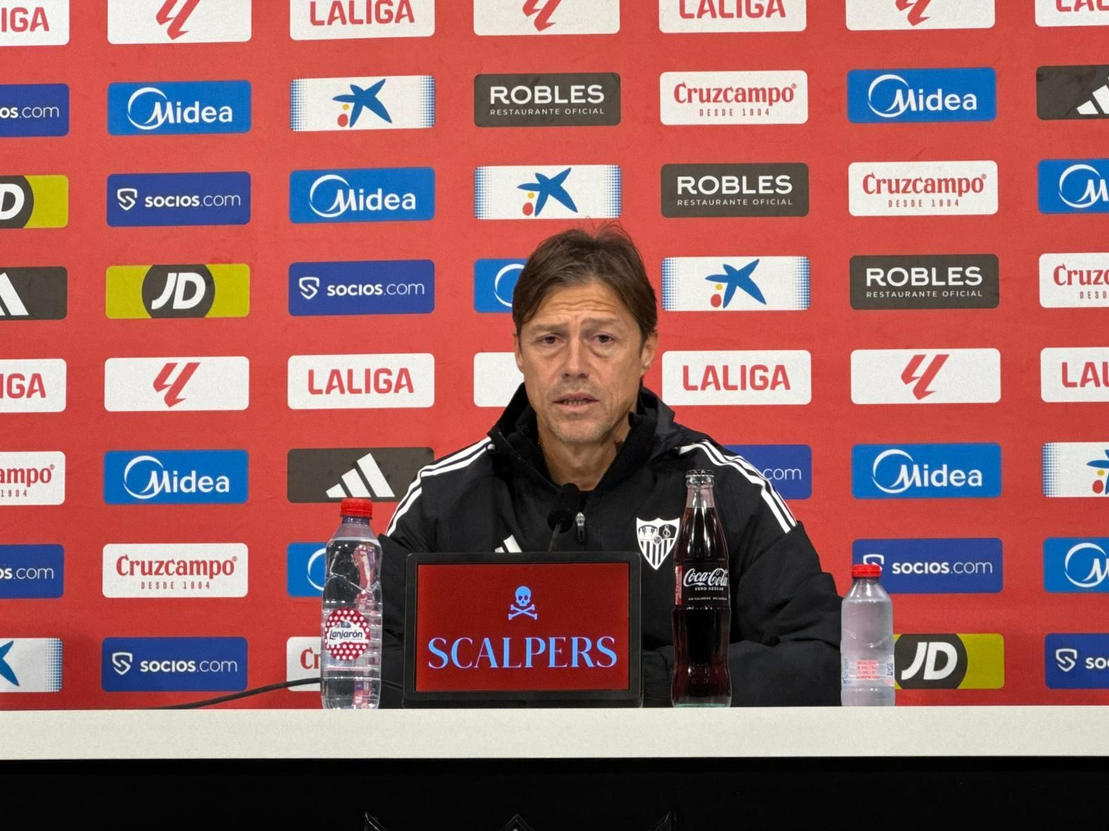 Matías Almeyda, compareciendo ante la prensa.