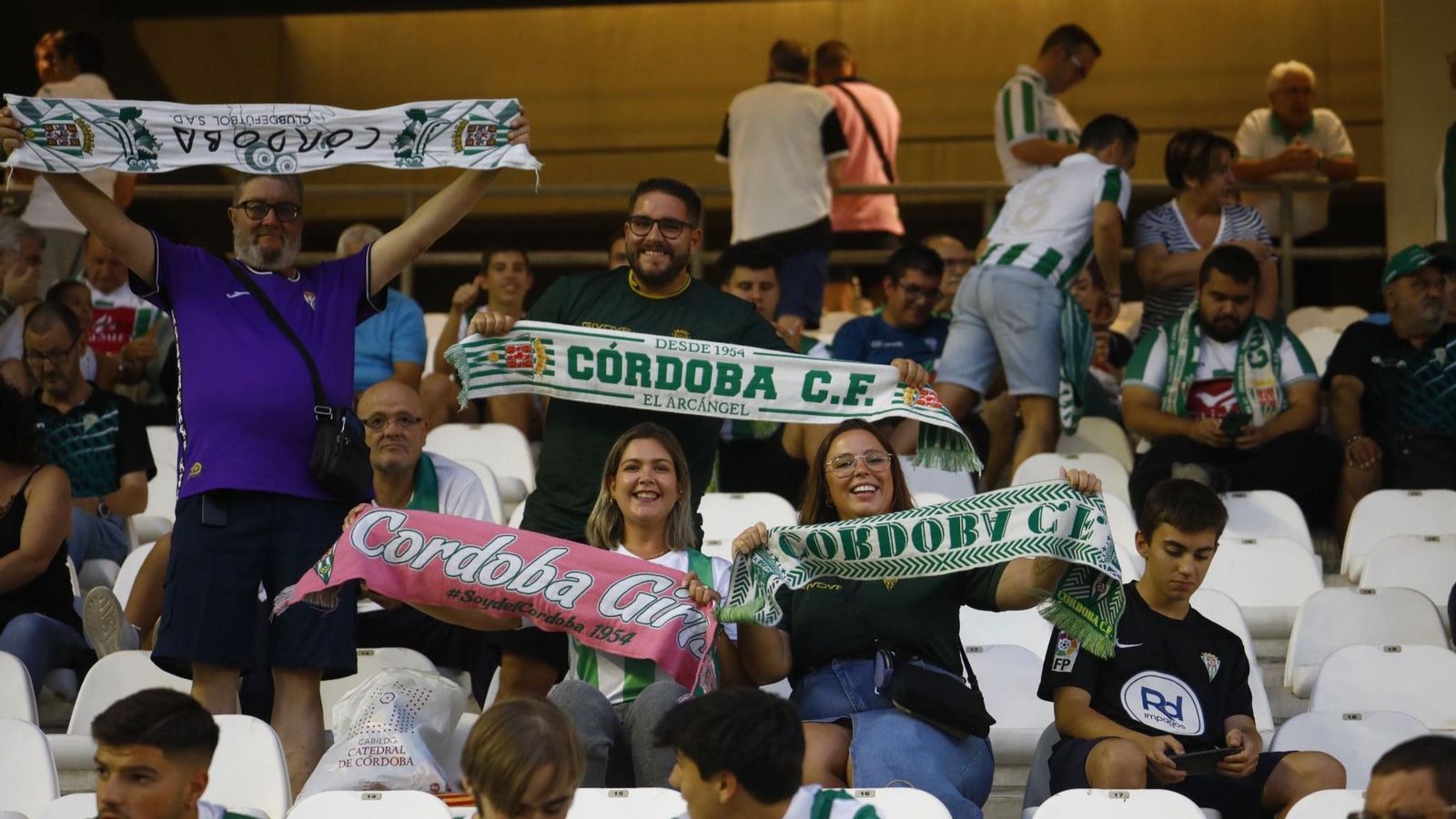 Aficionados del Córdoba CF en El Arcángel.