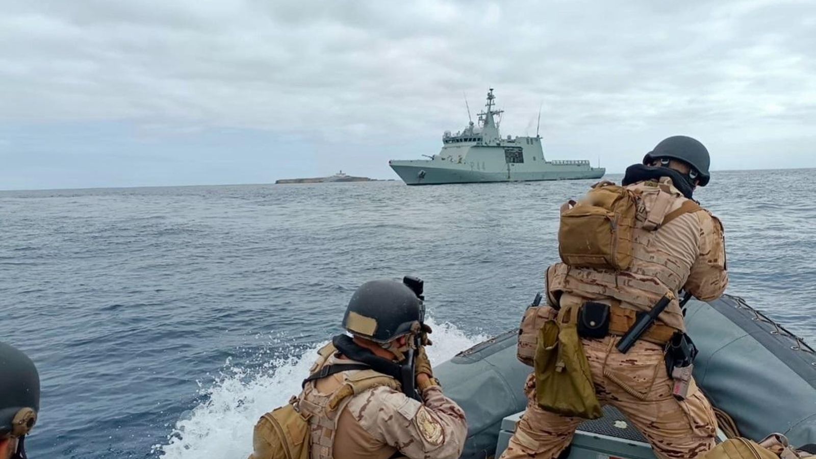 Ejercicio de tiro de las unidades del BAM Tornado de la Armada en las inmediaciones de la isla de Alborán
