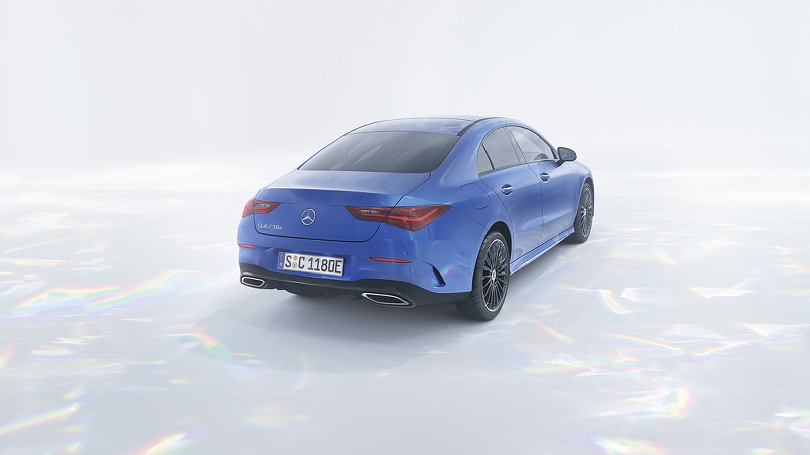 El CLA 250e incrementa la potencia de sus dos motores levemente pero, sobre todo, aumenta la capacidad de su batería. Ahora puede recorrer 80 km sólo con electricidad.