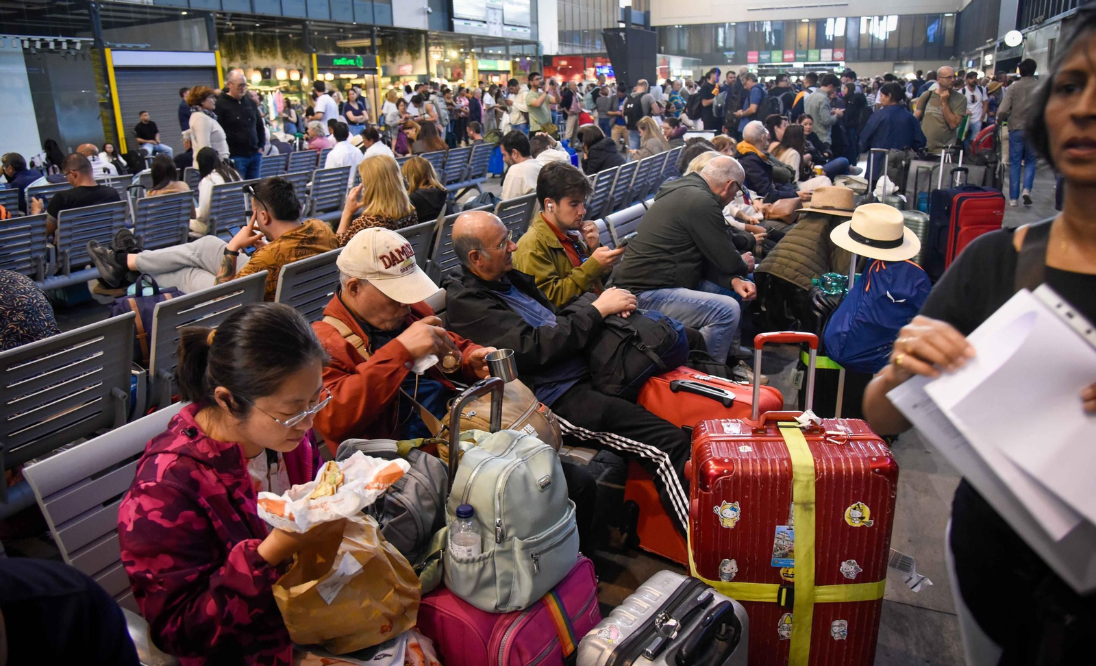 Caos en Santa Justa el día después del apagón