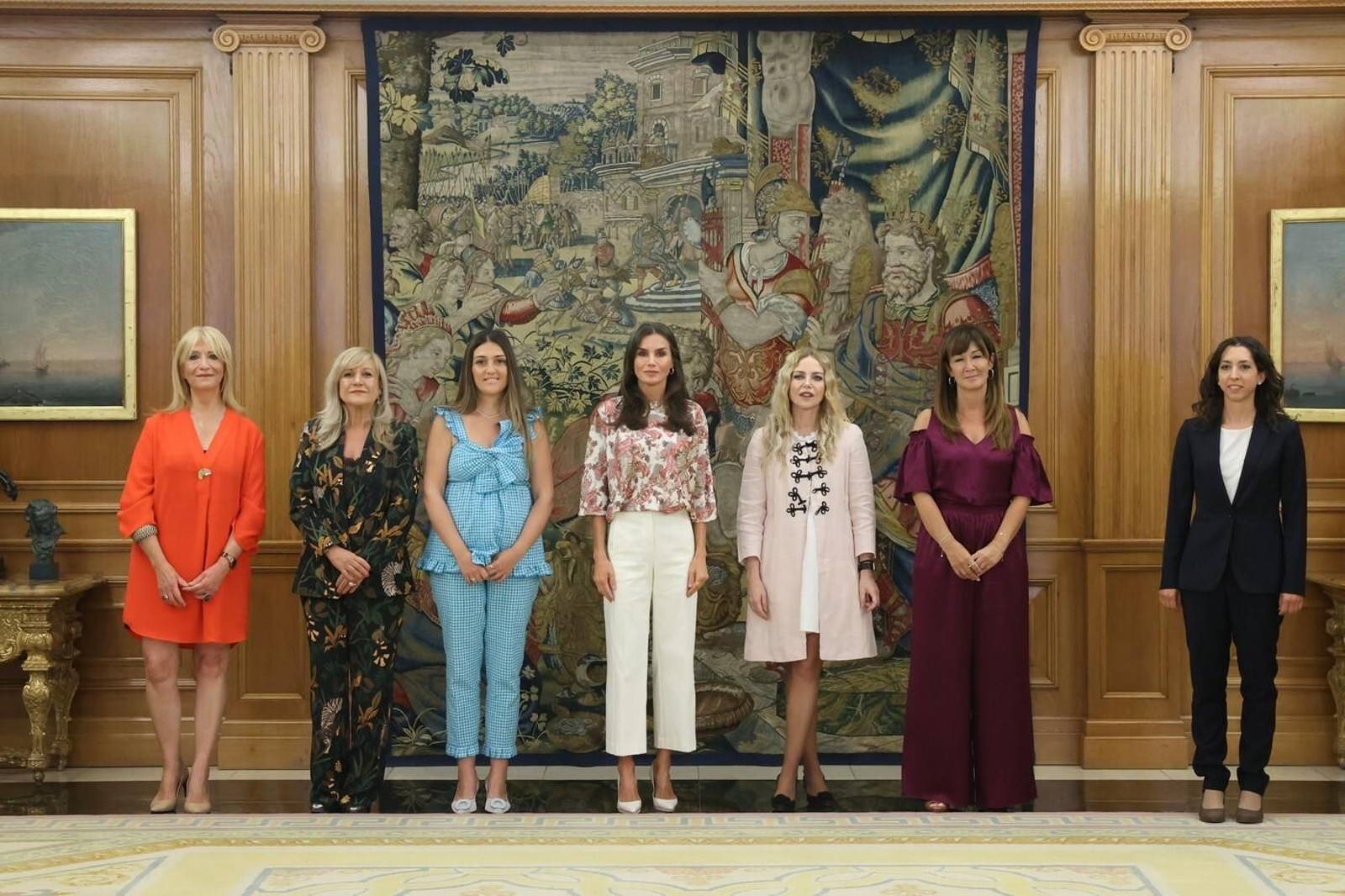 Su Majestad la Reina acompañada de una representación de los participantes en el I Congreso de trata de seres humanos