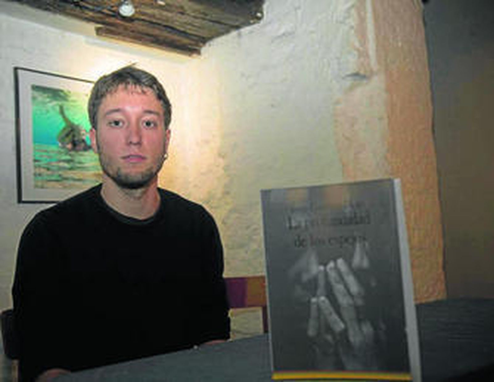 El escritor posa en la presentación de su obra en La Carbonería.